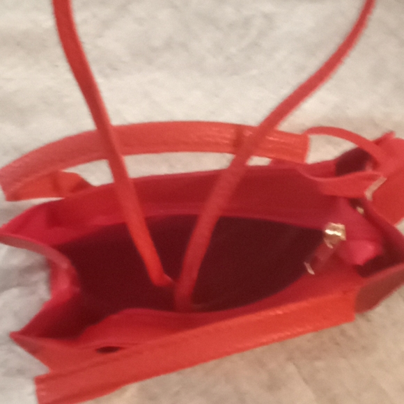 Red small satchel with crossbody strap - Picture 4 of 6